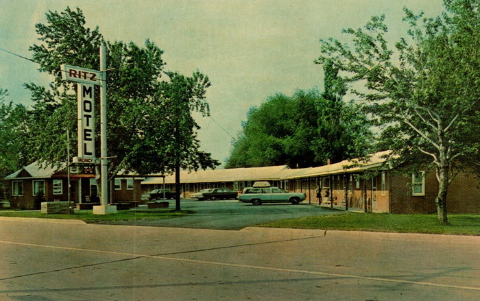Ritz Motel (Birch Haus Motel) - Old Postcard View